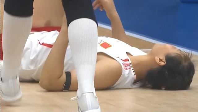 不幸中的万幸！中国女排核心龚翔宇受伤始末，经验完成“自保” 老将智慧稳住局面