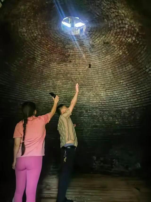 男童坠入景区深洞致头部重伤 家属求助无门