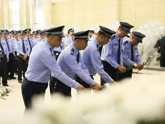 民警匯報案情發(fā)現(xiàn)隊長倒地 因公犧牲引發(fā)哀悼