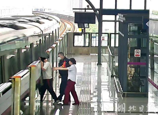 考生突發(fā)不適 地鐵員工救助 溫情守護(hù)助其脫險