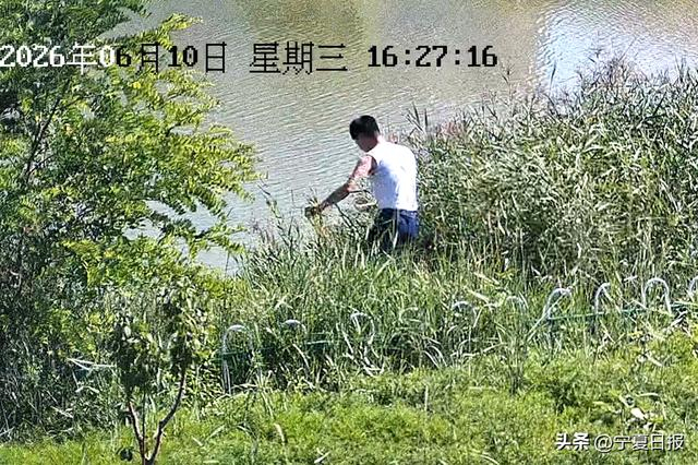 15歲少年不慎落水消防員火速施救 藍(lán)色身影飛撲救援