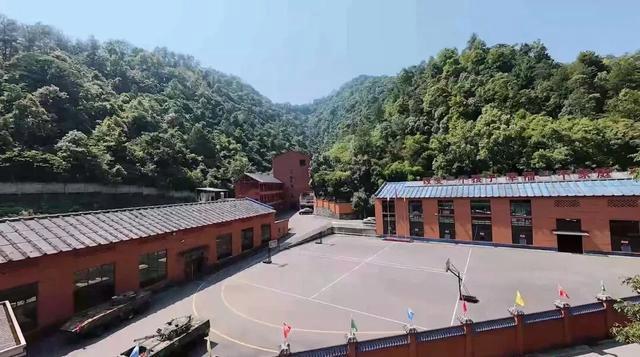 女友失联发现被送素质教育基地 揭秘背后真相