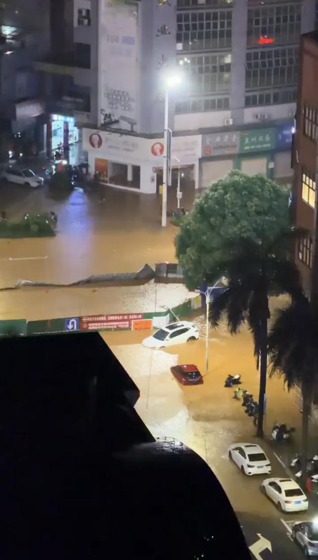强降雨突袭广西梧州 多所中小学停课 防汛形势严峻