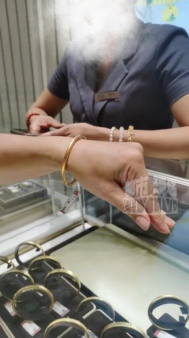 女子试戴金手镯被指磕出坑遭索赔 试戴纠纷引发争议