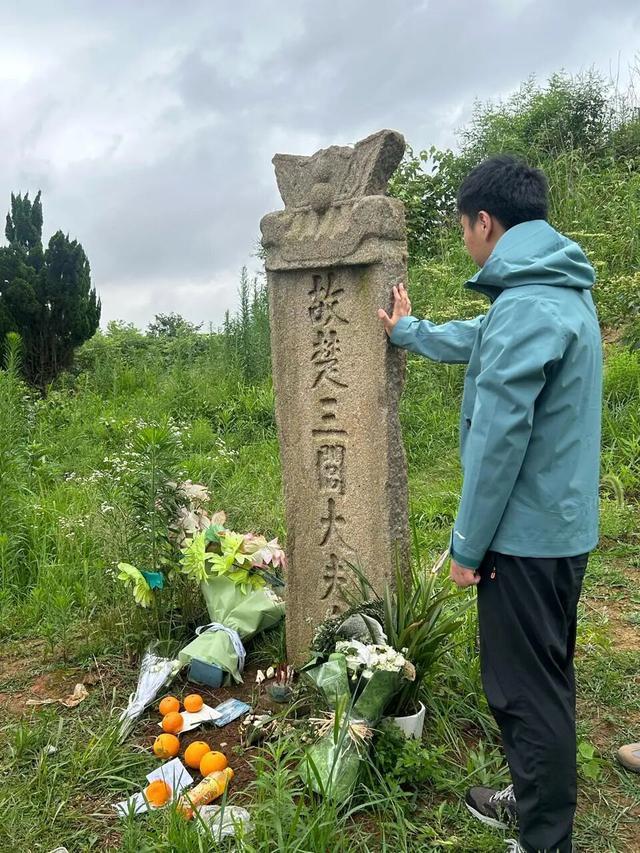屈原墓前除了粽子艾草还有拼豆 年轻人的敬意与纪念