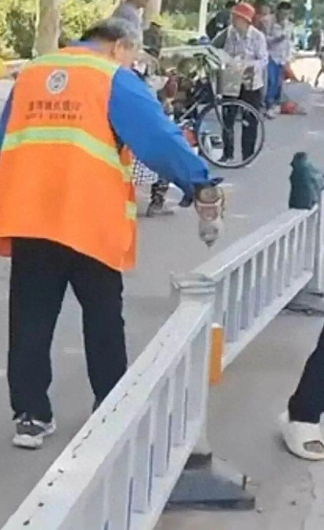 当地回应环卫工给护栏抹机油防倚坐