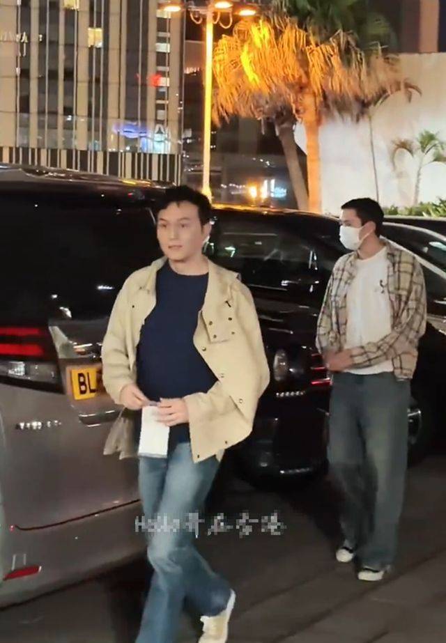 袁咏仪张智霖儿子寸头近照 父子同框状态佳
