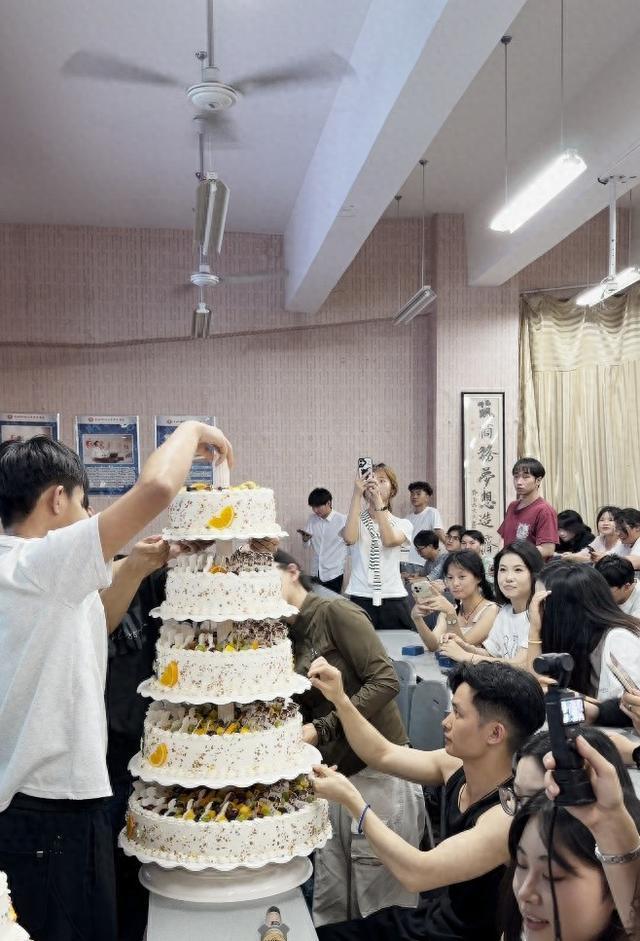 辅导员为212名毕业生准备蛋糕和戒指