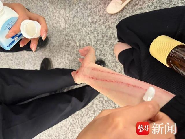 教师扶梯当“人肉垫”救老人 英勇行为温暖人心