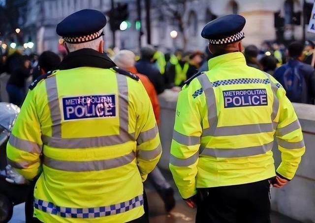 英国两名警察打不过嫌犯 严重失职遭调查