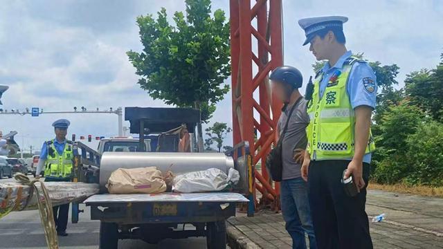 巨型“老头乐”皮卡开上路被交警处罚