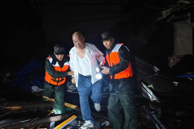 湖北龙卷风在雷电中成形 画面曝光 武警紧急救援