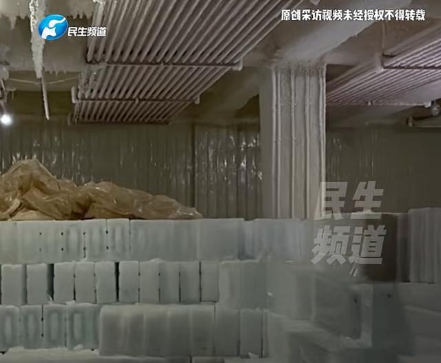 制冰厂日产2000多块,员工穿棉袄 高温下的“爆单”旺季