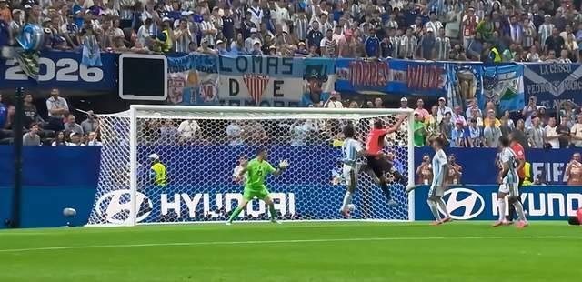 从0-2到3-2绝地大逆转！世界杯：阿根廷淘汰埃及，恩佐争议绝杀 梅西关键助攻逆转局势