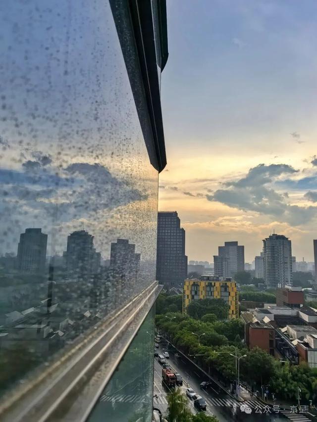 北京上空出现多个雷暴单体 短时强降雨频发