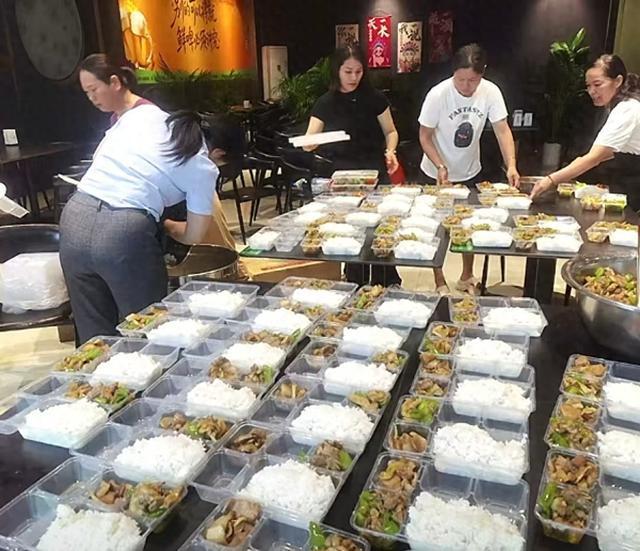 村民自发制作热食发放给受灾民众:有人接过热饭时忍不住落泪