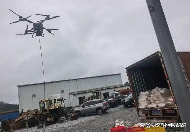 被困人员挥舞国旗为空投直升机引路