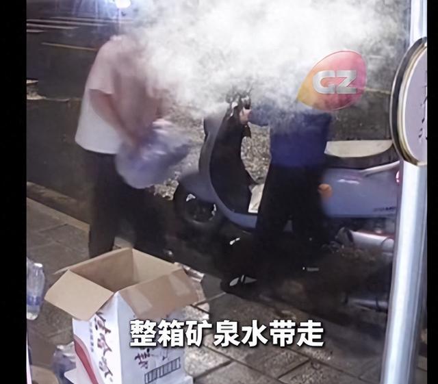 老板回应女子整箱搬走爱心矿泉水