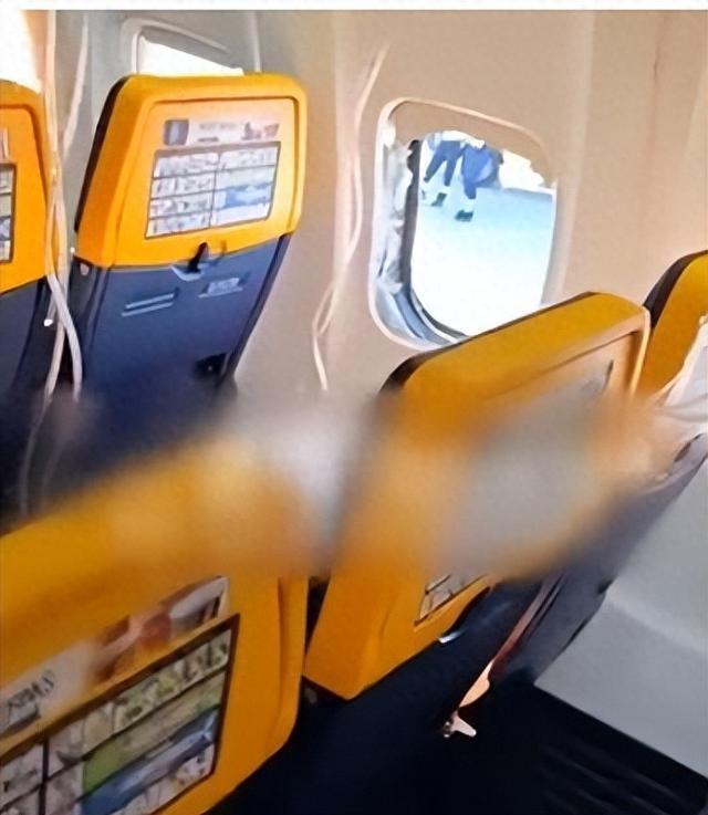 客机飞行中舷窗炸裂 乘客头部被吸出