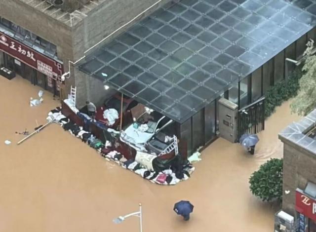 小区业主自制防水墙守护上千台汽车