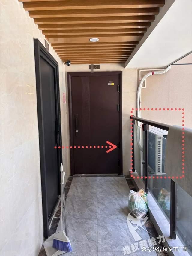 男子把空调外机装到邻居家大门口 邻居投诉无果引发关注