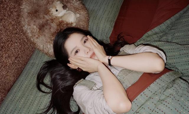 李现张婧仪新剧婚礼迎宾牌 自然互动引期待
