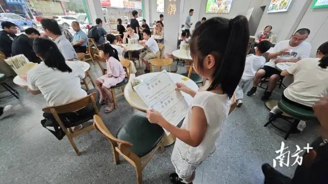 广东一餐饮店：学生凭奖状免费领肠粉 创意活动点燃街坊热情