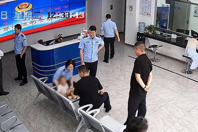38度天两岁娃叼奶嘴赤脚走失 警方及时救助化险为夷