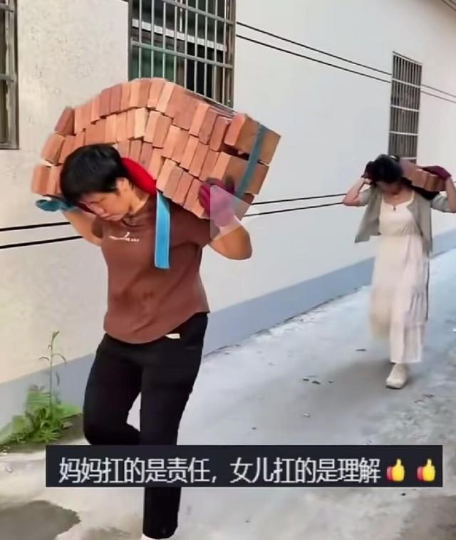 云姐女儿陪妈妈工地“扛楼”