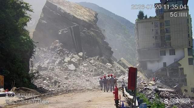 彭水山体崩塌孤石爆破作业首爆成功 进入深度救援