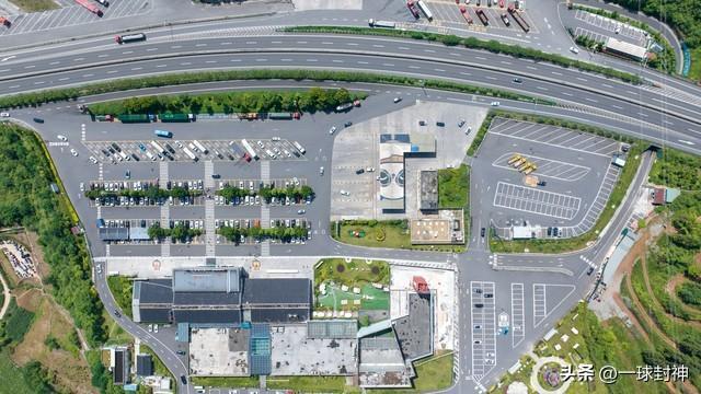 大货车冲进服务区撞击多辆私家车 事故现场触目惊心