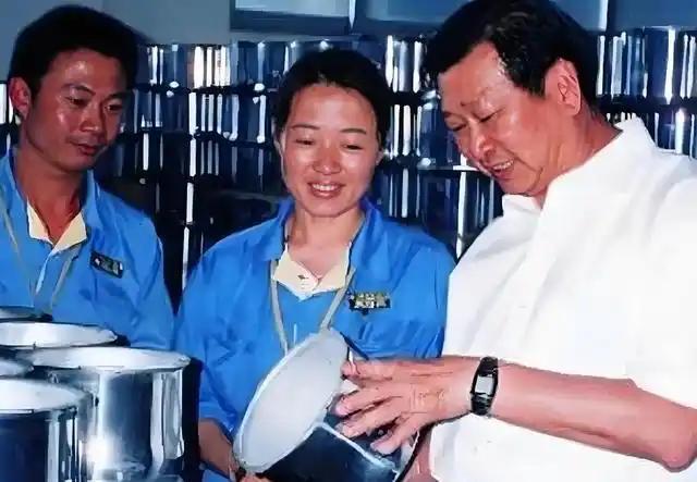 苏泊尔“勇闯男厕”：一口安全锅的三十年，因AI广告引发低俗争议 品牌营销底线何在？