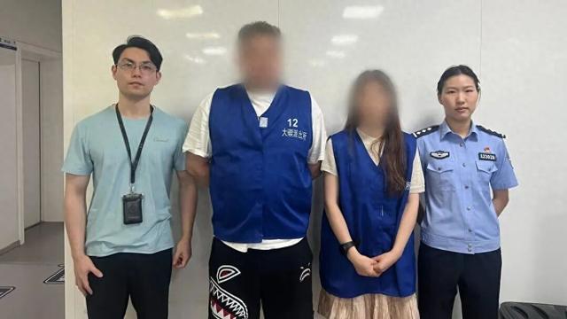 宁波一男子拿多个西瓜砸摊主