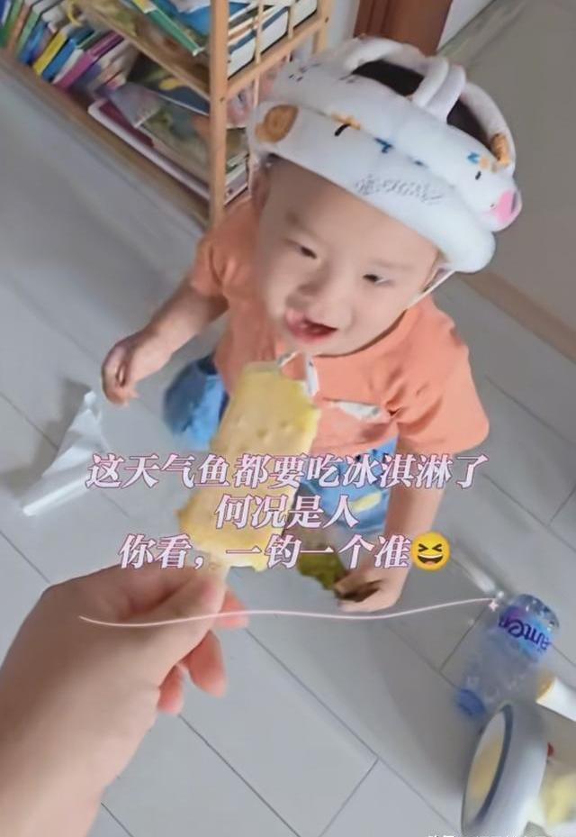 女生教钓鱼男子用冰淇淋喂鱼 夏日钓鱼新招式