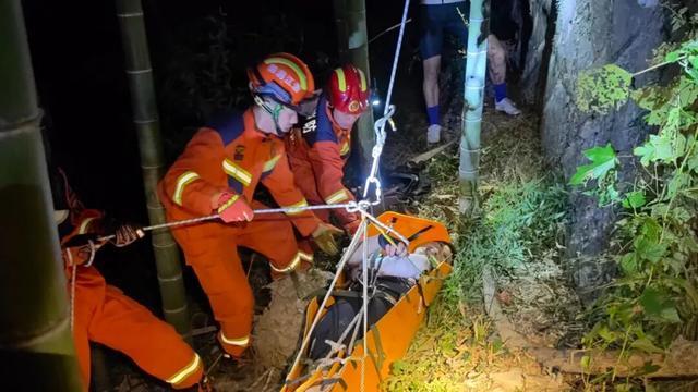 男子骑车分心慌乱中连人带车摔倒 夜骑事故敲响警钟