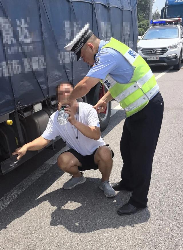 货车高速失控民警一路守护 生死时速50分钟救援