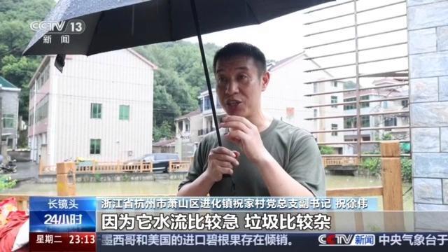 村干部在泥水中多次下潜清理杂物！疏通排水保村民安全
