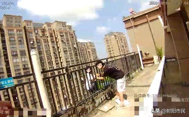 女子悬空楼外 派出所所长死死拽住 生死瞬间救援