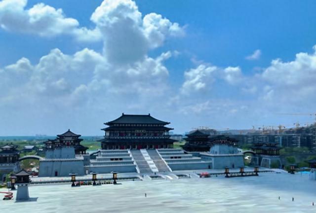 仿古建筑紧邻小区 业主回家像上朝