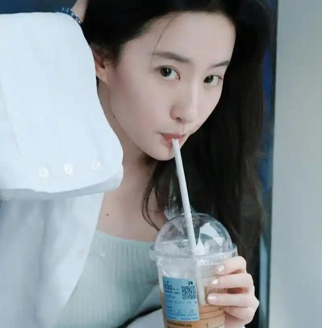 刘亦菲金九芭莎封面 松弛与分量并存