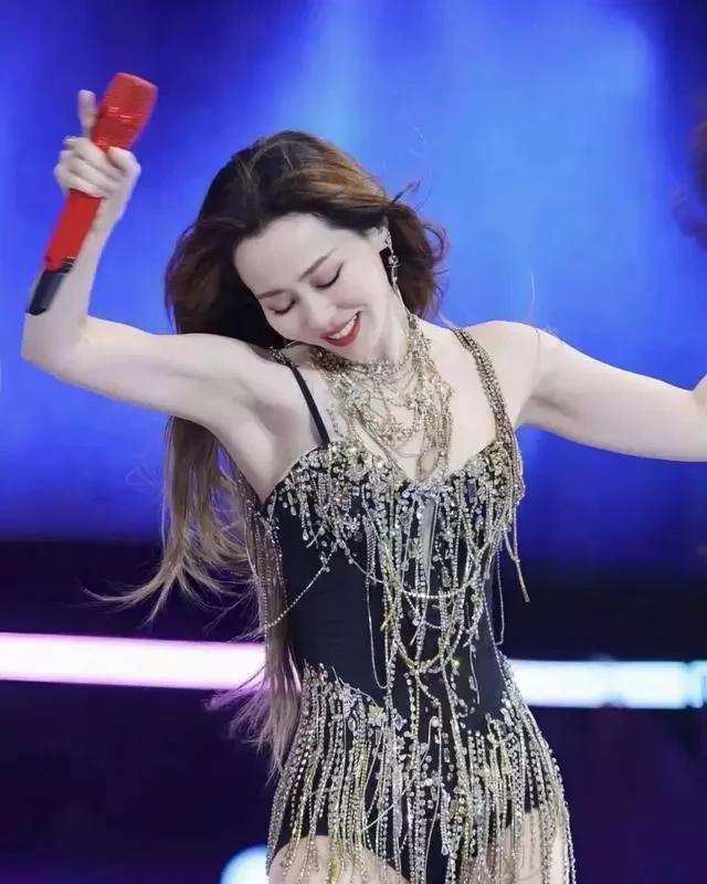 张靓颖演唱会掏出手机看歌词 现场炸裂观众沸腾