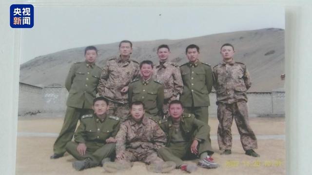 儿子考入军校 母亲含泪拥抱嘱咐 接过父亲的枪