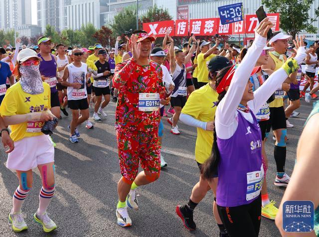 2026沈阳马拉松开跑 激情瞬间点燃城市