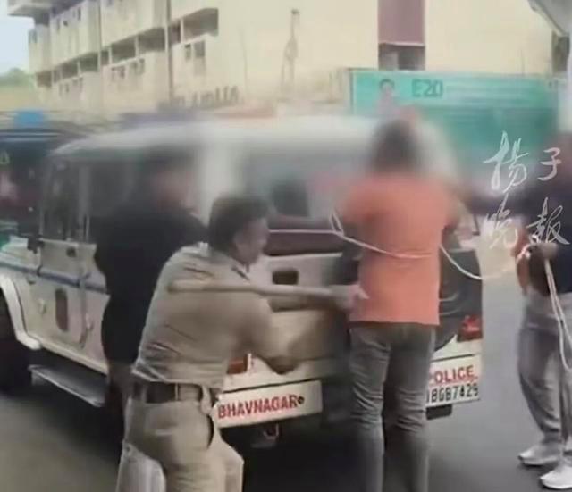 印男子打死女友警方当街棍打 暴力事件引发争议