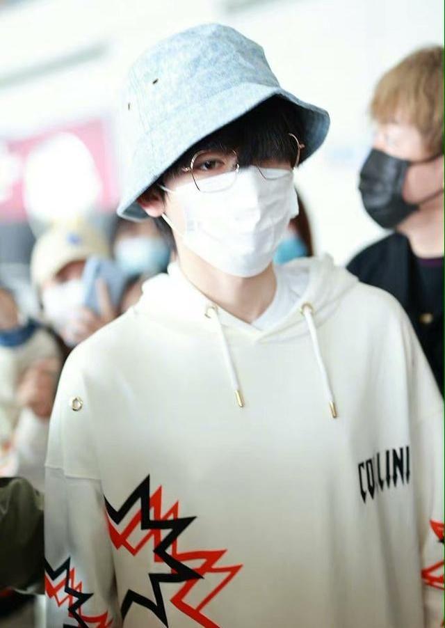 IU来上海了 粉丝热情引发机场混乱