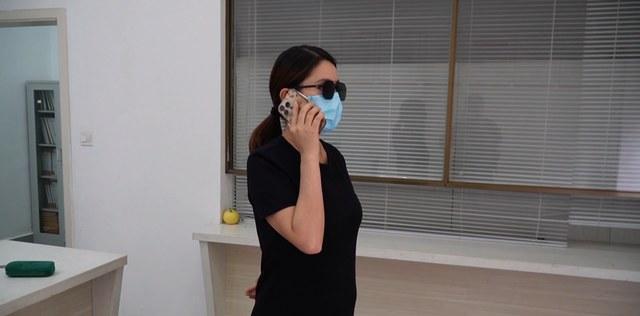 女子怀孕遭调岗降薪后被辞，公司负责人回应 绩效考核引争议