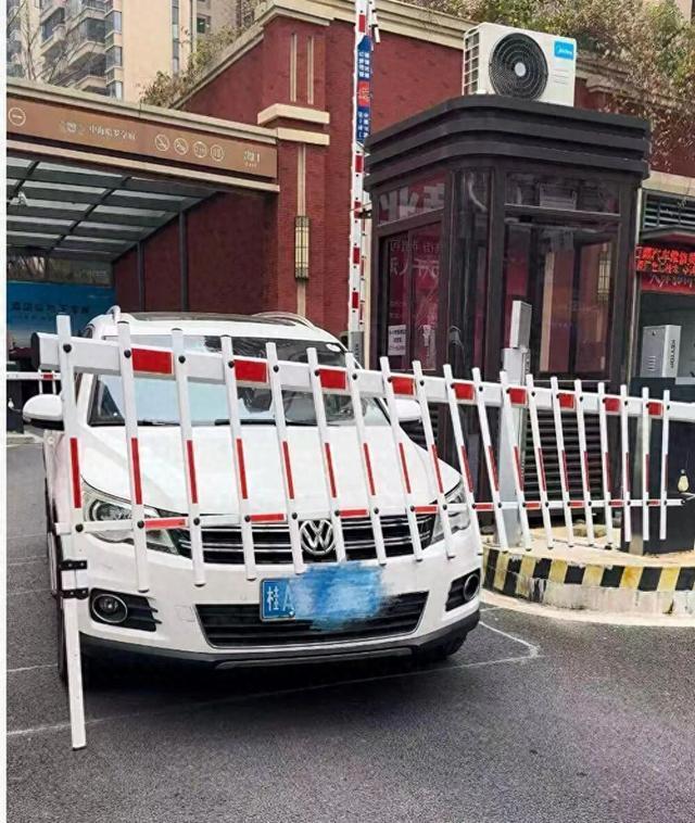 业主因道闸故障致车辆堵门被行拘10日 和解后仍被拘留引发争议