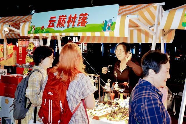 上海闵行“美好街区”夜市亮相 烟火气与书香交融