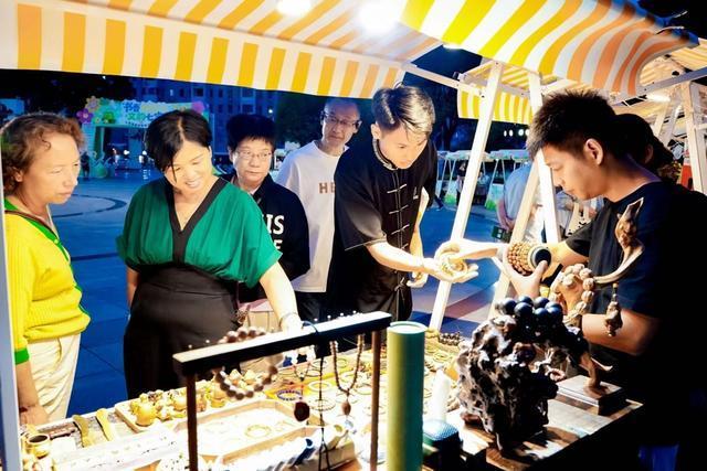上海闵行“美好街区”夜市亮相 烟火气与书香交融