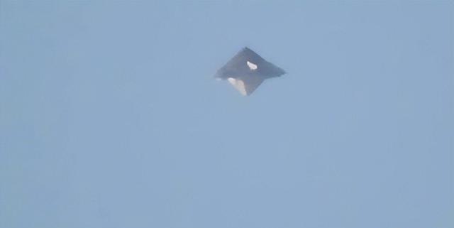 墨西哥阅兵现场惊现UFO？和军机同框 官方沉默引猜测